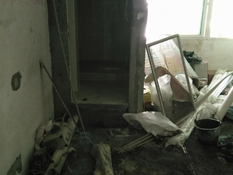 地面水電線路鋪設：水電改造的第一步是水電定位，也就是根據(jù)用戶的需要確定出全屋開關插座的位置和水路接口的位置，水電工要根據(jù)開關、插座、水龍頭的位置確定線路走向，并按照圖紙的設計向裝修業(yè)主進行說明。水電改造時要注意&ldquo;水走天、電走地&rdquo;原則，即水管走天棚，強、弱電盡量走地面，且強、弱電之間不能互相交叉，之間的平行距離要大于30厘米。水電定位之后，接下來就是打槽了。好的打槽師傅打出的槽基本是一條直線，而且槽邊基本沒有什么毛齒。注意打槽之前，務必讓水電工將所有的水電走向在墻上劃出來標明，記得對照水電圖，看是否一致。