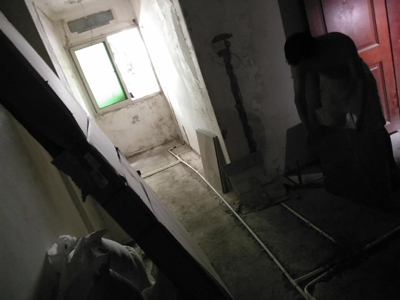 地面水電線路鋪設：水電改造的第一步是水電定位，也就是根據(jù)用戶的需要確定出全屋開關插座的位置和水路接口的位置，水電工要根據(jù)開關、插座、水龍頭的位置確定線路走向，并按照圖紙的設計向裝修業(yè)主進行說明。水電改造時要注意&ldquo;水走天、電走地&rdquo;原則，即水管走天棚，強、弱電盡量走地面，且強、弱電之間不能互相交叉，之間的平行距離要大于30厘米。水電定位之后，接下來就是打槽了。好的打槽師傅打出的槽基本是一條直線，而且槽邊基本沒有什么毛齒。注意打槽之前，務必讓水電工將所有的水電走向在墻上劃出來標明，記得對照水電圖，看是否一致。