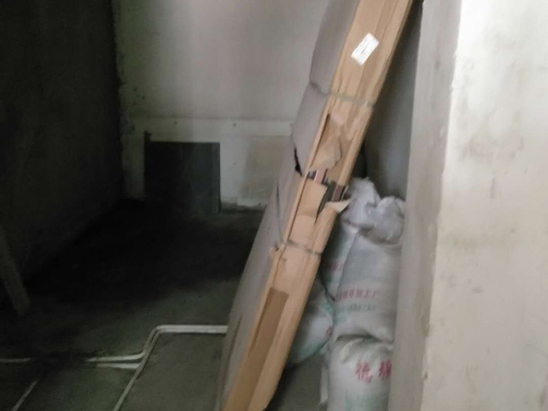 地面水電線路鋪設：水電改造的第一步是水電定位，也就是根據(jù)用戶的需要確定出全屋開關插座的位置和水路接口的位置，水電工要根據(jù)開關、插座、水龍頭的位置確定線路走向，并按照圖紙的設計向裝修業(yè)主進行說明。水電改造時要注意&ldquo;水走天、電走地&rdquo;原則，即水管走天棚，強、弱電盡量走地面，且強、弱電之間不能互相交叉，之間的平行距離要大于30厘米。水電定位之后，接下來就是打槽了。好的打槽師傅打出的槽基本是一條直線，而且槽邊基本沒有什么毛齒。注意打槽之前，務必讓水電工將所有的水電走向在墻上劃出來標明，記得對照水電圖，看是否一致。