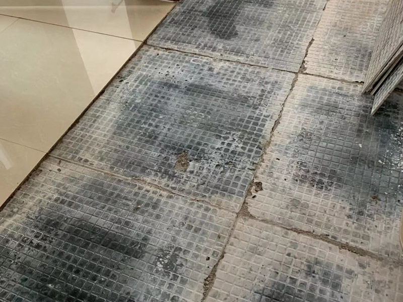 地磚拆除維修：其實(shí)關(guān)于拆除地板磚的方法還是比較簡單的。首先要撬開大門口的那塊地磚，因?yàn)槟菈K地磚是有一邊露在外面的所以比較容易撬開。再用扁的鑿子一片一片的往里撬，如果水泥砂漿做的不是特別牢固的話可以直接用錘子把扁撬敲擊地磚和水泥地中間的縫隙。