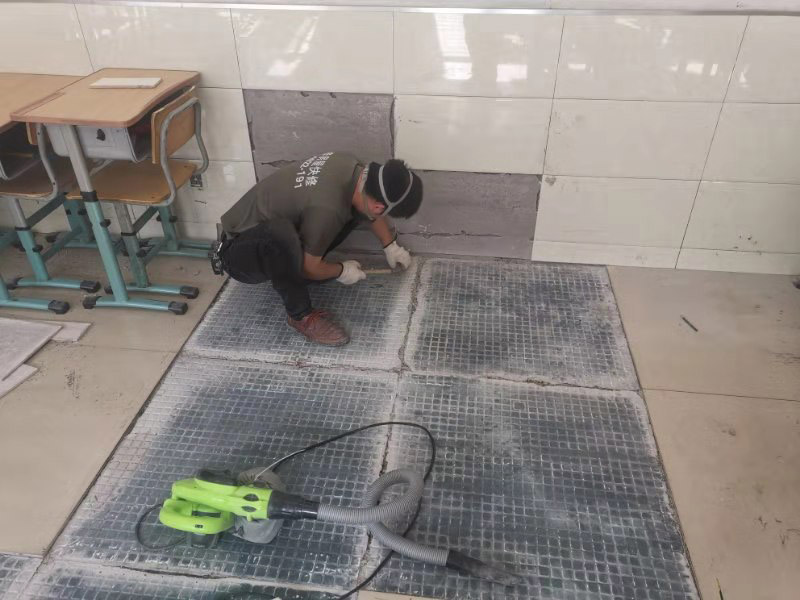 地面空鼓維修：如果是發(fā)現(xiàn)單塊的地磚空鼓超過標(biāo)準(zhǔn)，可以要求裝修人員把磚撬開了重鋪。方法就是取出空鼓的地磚，可利用吸盤，平直的吊出，然后再按照規(guī)范要求進(jìn)行鋪貼。如果只是小部分松動，可以把磚縫清理干凈，用水把地面充分潤濕，用水泥漿對膠水，用膠榔頭輕輕打擊，使水泥漿滲入，滲入后用重物壓使干后就可；如果是一半以上就要重新處理，膠榔頭輕輕打擊地磚，使地磚完全松動，清理縫隙，取出 地磚，鑿打地面重新粘貼就可以了；