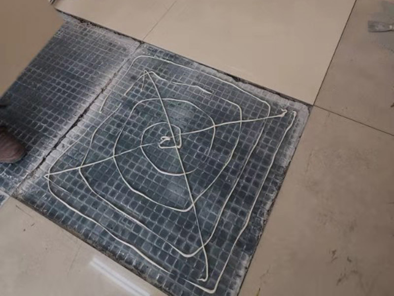 地面空鼓維修：如果是發(fā)現(xiàn)單塊的地磚空鼓超過標(biāo)準(zhǔn)，可以要求裝修人員把磚撬開了重鋪。方法就是取出空鼓的地磚，可利用吸盤，平直的吊出，然后再按照規(guī)范要求進(jìn)行鋪貼。如果只是小部分松動，可以把磚縫清理干凈，用水把地面充分潤濕，用水泥漿對膠水，用膠榔頭輕輕打擊，使水泥漿滲入，滲入后用重物壓使干后就可；如果是一半以上就要重新處理，膠榔頭輕輕打擊地磚，使地磚完全松動，清理縫隙，取出 地磚，鑿打地面重新粘貼就可以了；