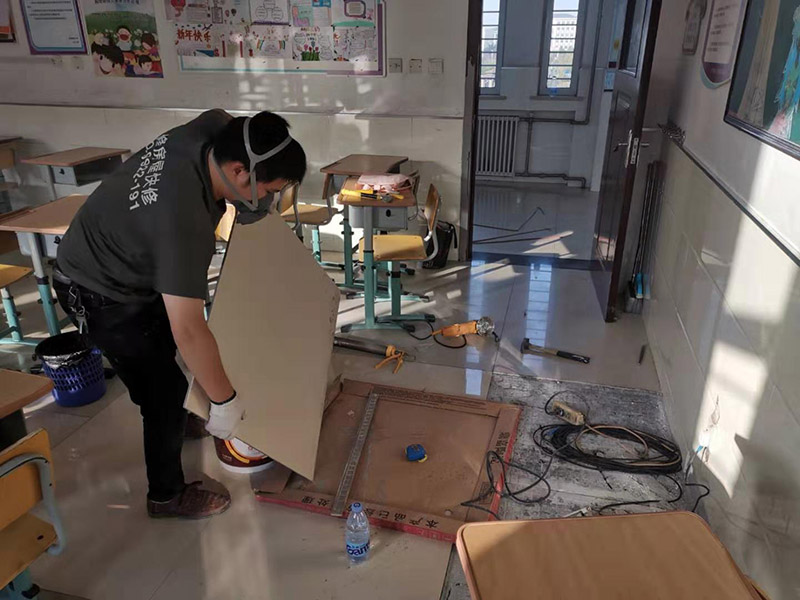 地磚切割鋪貼：瓷磚膠是一種新型的鋪磚輔材，它主要的特點(diǎn)是粘接強(qiáng)度高、耐水、貼出來比較薄，節(jié)省空間，施工起來也比較方便；缺點(diǎn)就是相對(duì)于水泥而言成本較高。傳統(tǒng)的水泥河沙貼磚，施工步驟復(fù)雜有濕墻，泡磚，支撐等步驟，不僅施工的效率比較低，貼結(jié)的效果也不好，過不久就容易出現(xiàn)瓷磚空鼓，脫落等情況。而專用的瓷麗貼貼結(jié)材料，不僅可以省略濕墻，泡磚等步驟，方便性上更優(yōu)于傳統(tǒng)的水泥砂漿，它的實(shí)用性強(qiáng)。