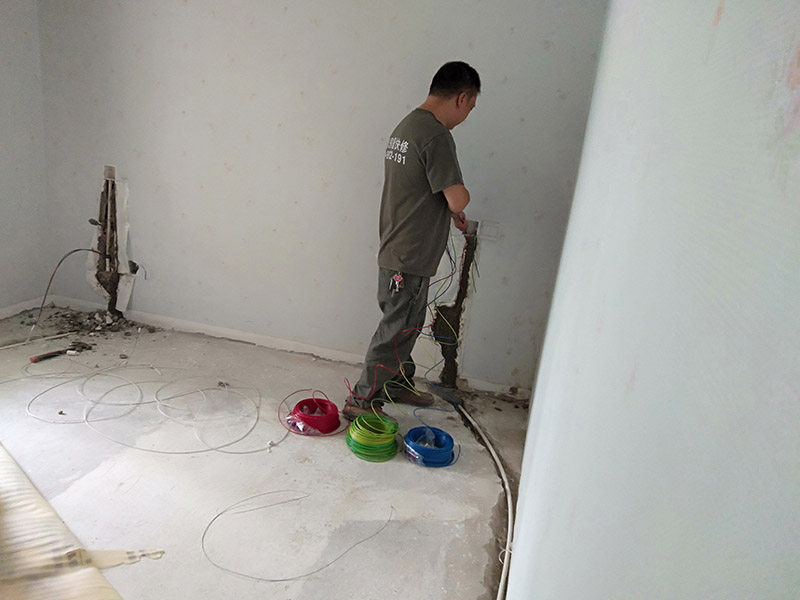 安裝PVC線管穿線：水電安裝的步驟是彈線、開(kāi)槽(根據(jù)具體情況定)、布管、穿線、驗(yàn)收、封管，這樣水電就算安裝完畢，1、用扁鑿和錘子按設(shè)計(jì)好的線路把墻開(kāi)槽，深度和寬度根據(jù)下線管直徑確定；2、根據(jù)長(zhǎng)度用手鋼鋸把下線管裁剪到合適長(zhǎng)度；3、把電線穿進(jìn)下線管；4、把下線管用線卡子固定在開(kāi)出的線槽；5、和好水泥，把水泥抹進(jìn)墻槽，用抹泥刀抹平；6、打膩?zhàn)?、刷涂料? width=