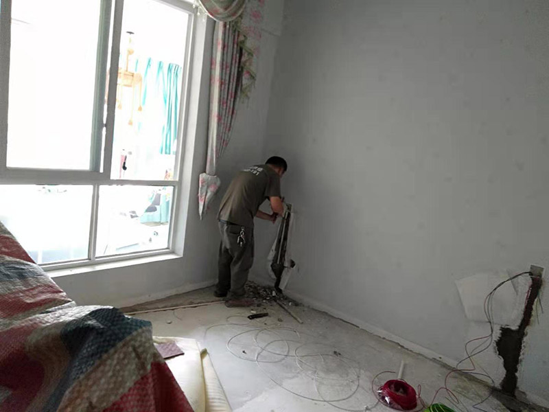 安裝PVC線管穿線：水電安裝的步驟是彈線、開(kāi)槽(根據(jù)具體情況定)、布管、穿線、驗(yàn)收、封管，這樣水電就算安裝完畢，1、用扁鑿和錘子按設(shè)計(jì)好的線路把墻開(kāi)槽，深度和寬度根據(jù)下線管直徑確定；2、根據(jù)長(zhǎng)度用手鋼鋸把下線管裁剪到合適長(zhǎng)度；3、把電線穿進(jìn)下線管；4、把下線管用線卡子固定在開(kāi)出的線槽；5、和好水泥，把水泥抹進(jìn)墻槽，用抹泥刀抹平；6、打膩?zhàn)?、刷涂料? width=