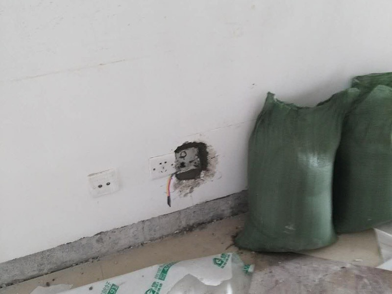 水電改造維修：按走向進(jìn)行墻面或地面開(kāi)槽，開(kāi)槽過(guò)程中，不允許出現(xiàn)墻面橫向開(kāi)槽大于30cm的現(xiàn)象，因?yàn)闄M向開(kāi)槽將破壞整樓的承重，使得抗震能力降低而且墻面容易開(kāi)裂。如果是保溫墻的話，開(kāi)很長(zhǎng)的橫槽有可能會(huì)導(dǎo)致開(kāi)槽上部的保溫層整體脫落。墻面開(kāi)槽一般都應(yīng)該是豎向垂直開(kāi)槽。埋入管線(包括布線和接好管道)和暗盒，電路施工時(shí)先安裝管路，然后再穿導(dǎo)線，這樣可以避免將來(lái)?yè)Q線出現(xiàn)導(dǎo)線無(wú)法抽動(dòng)的現(xiàn)象。穿管不能使用軟管，防止出現(xiàn)死角。同時(shí)電路接頭不要裸露在外面，應(yīng)該安裝在線盒內(nèi)，分線盒之間不允許有接頭。檢測(cè)電路，對(duì)水路進(jìn)行試壓，驗(yàn)收檢查合格后要注意保存好電路施工圖紙，圖紙要與實(shí)際相一致，同時(shí)圖紙上要標(biāo)明導(dǎo)線規(guī)格及開(kāi)關(guān)、插座位置。