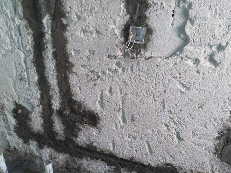 水電改造維修：按走向進(jìn)行墻面或地面開(kāi)槽，開(kāi)槽過(guò)程中，不允許出現(xiàn)墻面橫向開(kāi)槽大于30cm的現(xiàn)象，因?yàn)闄M向開(kāi)槽將破壞整樓的承重，使得抗震能力降低而且墻面容易開(kāi)裂。如果是保溫墻的話，開(kāi)很長(zhǎng)的橫槽有可能會(huì)導(dǎo)致開(kāi)槽上部的保溫層整體脫落。墻面開(kāi)槽一般都應(yīng)該是豎向垂直開(kāi)槽。埋入管線(包括布線和接好管道)和暗盒，電路施工時(shí)先安裝管路，然后再穿導(dǎo)線，這樣可以避免將來(lái)?yè)Q線出現(xiàn)導(dǎo)線無(wú)法抽動(dòng)的現(xiàn)象。穿管不能使用軟管，防止出現(xiàn)死角。同時(shí)電路接頭不要裸露在外面，應(yīng)該安裝在線盒內(nèi)，分線盒之間不允許有接頭。檢測(cè)電路，對(duì)水路進(jìn)行試壓，驗(yàn)收檢查合格后要注意保存好電路施工圖紙，圖紙要與實(shí)際相一致，同時(shí)圖紙上要標(biāo)明導(dǎo)線規(guī)格及開(kāi)關(guān)、插座位置。