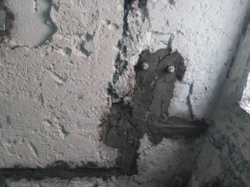 水電改造維修：按走向進(jìn)行墻面或地面開(kāi)槽，開(kāi)槽過(guò)程中，不允許出現(xiàn)墻面橫向開(kāi)槽大于30cm的現(xiàn)象，因?yàn)闄M向開(kāi)槽將破壞整樓的承重，使得抗震能力降低而且墻面容易開(kāi)裂。如果是保溫墻的話，開(kāi)很長(zhǎng)的橫槽有可能會(huì)導(dǎo)致開(kāi)槽上部的保溫層整體脫落。墻面開(kāi)槽一般都應(yīng)該是豎向垂直開(kāi)槽。埋入管線(包括布線和接好管道)和暗盒，電路施工時(shí)先安裝管路，然后再穿導(dǎo)線，這樣可以避免將來(lái)?yè)Q線出現(xiàn)導(dǎo)線無(wú)法抽動(dòng)的現(xiàn)象。穿管不能使用軟管，防止出現(xiàn)死角。同時(shí)電路接頭不要裸露在外面，應(yīng)該安裝在線盒內(nèi)，分線盒之間不允許有接頭。檢測(cè)電路，對(duì)水路進(jìn)行試壓，驗(yàn)收檢查合格后要注意保存好電路施工圖紙，圖紙要與實(shí)際相一致，同時(shí)圖紙上要標(biāo)明導(dǎo)線規(guī)格及開(kāi)關(guān)、插座位置。