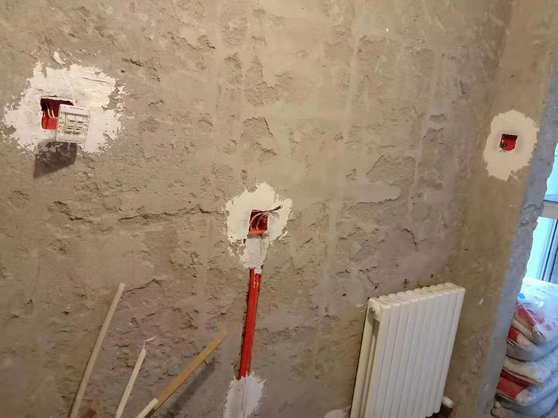 廚房線路改造：插座、照明分線走：插座要設(shè)地線以保證用電安全，共有3根電線，而照明系統(tǒng)不用設(shè)地線，只有兩根線，因此兩支路線最好分開，即使電路出現(xiàn)問題也便于維修。開關(guān)插座遠(yuǎn)離水槽灶具：廚房開關(guān)和插座如果靠近灶具，溫度較高容易加速電路老化;也要遠(yuǎn)離水槽，避免受潮而發(fā)生漏電事故。凈水器的電源開關(guān)和插座最好放在水槽柜的旁邊，使用防水開關(guān)和插座，避免因?yàn)槌睗穸╇姟? width=