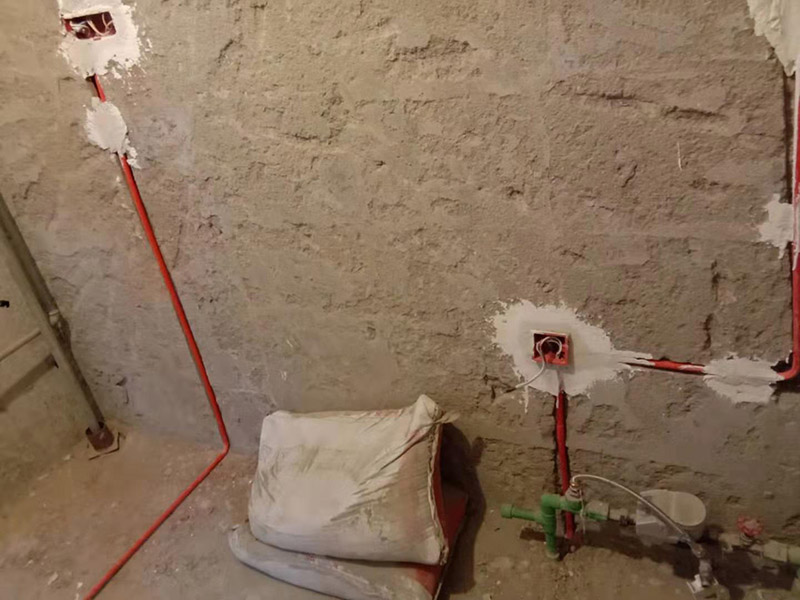 廚房線路改造：插座、照明分線走：插座要設(shè)地線以保證用電安全，共有3根電線，而照明系統(tǒng)不用設(shè)地線，只有兩根線，因此兩支路線最好分開，即使電路出現(xiàn)問題也便于維修。開關(guān)插座遠(yuǎn)離水槽灶具：廚房開關(guān)和插座如果靠近灶具，溫度較高容易加速電路老化;也要遠(yuǎn)離水槽，避免受潮而發(fā)生漏電事故。凈水器的電源開關(guān)和插座最好放在水槽柜的旁邊，使用防水開關(guān)和插座，避免因?yàn)槌睗穸╇姟? width=