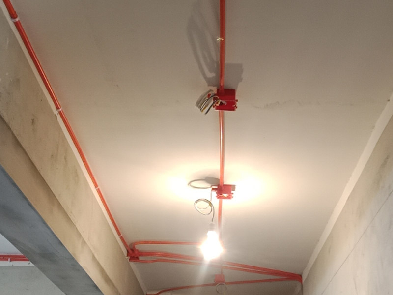 電路改造維修：進(jìn)場后立即準(zhǔn)確將水平線彈好，在墻面和地面上先做出線路走向的標(biāo)記，確定好未來暗盒的安裝位置，電源插座及各種接線盒按統(tǒng)一高低標(biāo)準(zhǔn)施工。做好開線槽的準(zhǔn)備。同一室內(nèi)的開關(guān)插座應(yīng)該處于同一水平線上。一般開關(guān)在1.4m高度，插座在30cm。另外床頭開關(guān)建議在90cm，方便在床上操作?？蛷d電視柜后面的插座高度在20cm左右，防止超出電視柜高度。使用專用PVC阻燃型電線管，管壁厚以人站在上面不會踩扁為好。線管在線槽中必須固定，線盒與線管相接時應(yīng)使用鎖母，直管每隔80公分使用一個管卡，拐角處每隔20公分使用一個管卡。