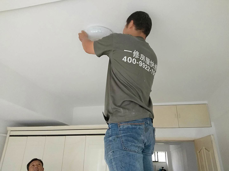 臥室頂燈安裝：選擇造型簡約的臥室頂燈，光源為乳白色光，然后運(yùn)用光檐照明，使光經(jīng)過頂棚或墻壁反射出來，非常的柔和怡人，還可以安裝一些嵌入式射燈，形成光源相輔相成，更加典雅溫馨。臥室頂燈不能安裝在床頭的上方，這樣會(huì)給人們睡眠帶來不便，會(huì)給人的精神帶來壓力。 臥室頂燈光源顏色以白色或者黃色為佳，因?yàn)榘咨庠催m合人們生活習(xí)慣，而黃色光源具有招財(cái)寓;