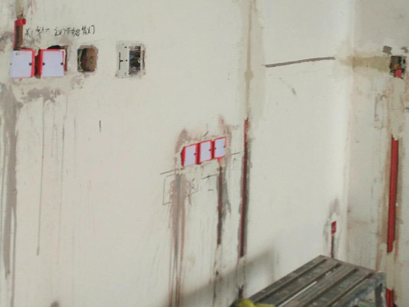 線管開槽安裝：水管管路開槽&rarr;水路管道安裝 &rarr;水路管道檢查 &rarr;二次防水 &rarr;電線線路開槽 &rarr;電線電路布線 須平行走線的管路一律控制在60-90厘米高(從地面算起)，有水龍頭的管路必須垂直。深度控制在4厘米。線槽開好后施工負責人記好開槽管路尺寸、位置。方便以后潔具安裝時知道管路的位置。通過施工圖施工人員與業(yè)主商量水域位置與使用功能。安排水電師傅排放安裝好所有的水龍頭及用水位置。