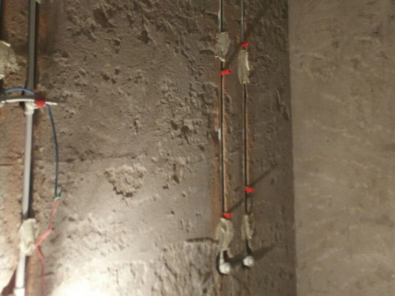 線管開槽安裝：水管管路開槽&rarr;水路管道安裝 &rarr;水路管道檢查 &rarr;二次防水 &rarr;電線線路開槽 &rarr;電線電路布線 須平行走線的管路一律控制在60-90厘米高(從地面算起)，有水龍頭的管路必須垂直。深度控制在4厘米。線槽開好后施工負責人記好開槽管路尺寸、位置。方便以后潔具安裝時知道管路的位置。通過施工圖施工人員與業(yè)主商量水域位置與使用功能。安排水電師傅排放安裝好所有的水龍頭及用水位置。