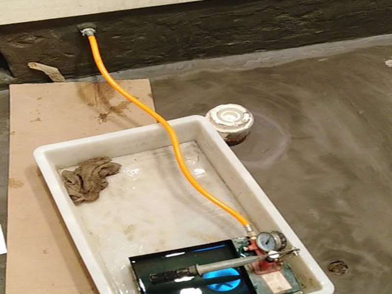 廁所防水，水管打壓測試：首先要進(jìn)行地面處理，確保地面干凈，沒有任何雜物污染，基層表面堅(jiān)實(shí)，無脫皮等現(xiàn)象，我們還要進(jìn)行地面找平，保證地面平整，沒有較大的缺陷和補(bǔ)痕。防水涂料要刷全面，與基層結(jié)合牢固，不會出現(xiàn)氣泡，脫落等問題。我們涂刷時(shí)，要由下至上，先墻后地涂刷。一般來說，衛(wèi)生間的防水要做到180厘米，非淋浴墻面防水不能低于35厘米。小編建議防水統(tǒng)一做到180厘米。刷涂料不僅要注意高度，還有注意涂刷的厚度，國家規(guī)定防水涂料要涂到1.5毫米厚。防水涂料是要刷兩遍，第二遍涂料是要等第一遍涂料干透之后才能開始刷。