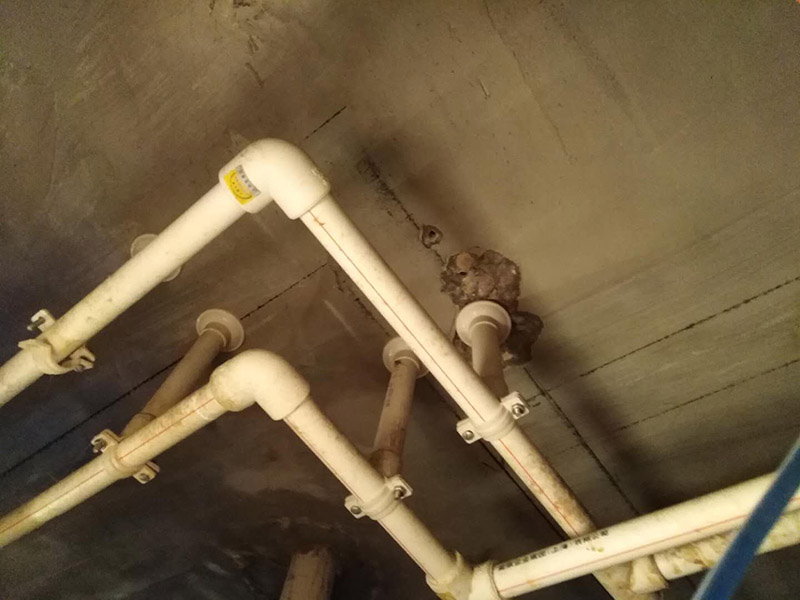 廁所防水，水管打壓測試：首先要進(jìn)行地面處理，確保地面干凈，沒有任何雜物污染，基層表面堅(jiān)實(shí)，無脫皮等現(xiàn)象，我們還要進(jìn)行地面找平，保證地面平整，沒有較大的缺陷和補(bǔ)痕。防水涂料要刷全面，與基層結(jié)合牢固，不會出現(xiàn)氣泡，脫落等問題。我們涂刷時(shí)，要由下至上，先墻后地涂刷。一般來說，衛(wèi)生間的防水要做到180厘米，非淋浴墻面防水不能低于35厘米。小編建議防水統(tǒng)一做到180厘米。刷涂料不僅要注意高度，還有注意涂刷的厚度，國家規(guī)定防水涂料要涂到1.5毫米厚。防水涂料是要刷兩遍，第二遍涂料是要等第一遍涂料干透之后才能開始刷。