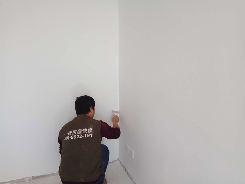 乳膠漆全屋翻新：現(xiàn)場勘測&mdash;施工準備&mdash;技術交底&mdash;搭建簡易腳手架（頂面粉刷用）&mdash;鏟除脫落起殼粉塵膩子涂料層&mdash;局部水泥砂漿修復&mdash;鏟除部位批刮內(nèi)墻膩子兩度修復&mdash;砂光處理&mdash;滿涂內(nèi)墻乳膠漆第一度&mdash;滿涂第二度內(nèi)墻乳膠漆&mdash;自行檢查&mdash;組織驗收&mdash;拆除腳手架&mdash;現(xiàn)場清理。