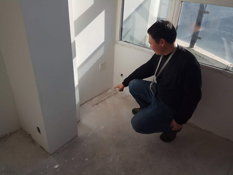 乳膠漆全屋翻新：現(xiàn)場勘測&mdash;施工準備&mdash;技術交底&mdash;搭建簡易腳手架（頂面粉刷用）&mdash;鏟除脫落起殼粉塵膩子涂料層&mdash;局部水泥砂漿修復&mdash;鏟除部位批刮內(nèi)墻膩子兩度修復&mdash;砂光處理&mdash;滿涂內(nèi)墻乳膠漆第一度&mdash;滿涂第二度內(nèi)墻乳膠漆&mdash;自行檢查&mdash;組織驗收&mdash;拆除腳手架&mdash;現(xiàn)場清理。