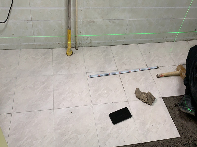 地面貼磚裝修：貼瓷磚有基層處理、彈線控制、排磚、勾縫、擦縫、養(yǎng)護(hù)這些步驟。在做基層處理的時(shí)候，必須將上面的浮土等雜物全部清理干凈，否則會(huì)影響瓷磚粘結(jié)效果。而當(dāng)瓷磚全部鋪貼完成二十四小時(shí)之后，還需對(duì)其進(jìn)行灑水養(yǎng)護(hù)，并且養(yǎng)護(hù)時(shí)間不能低于一周。