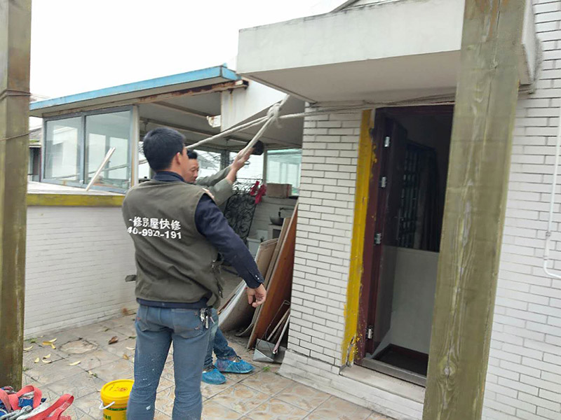 空調(diào)外機(jī)PVC管防水維修：先明確什么地方漏水。如果只是接頭漏，在管材質(zhì)量合格前提下，可換接頭或在接頭處加上防漏密封膠帶、AB密封膠等;如果是管材質(zhì)量不好，應(yīng)該更換管材。還可以在漏水的地方涂上調(diào)好的AB膠，再在上面纏上一層綢帶，使綢帶上浸滿AB膠再在綢帶上面涂一層AB膠，整個(gè)過程動(dòng)作要快也可以分兩次或多次。