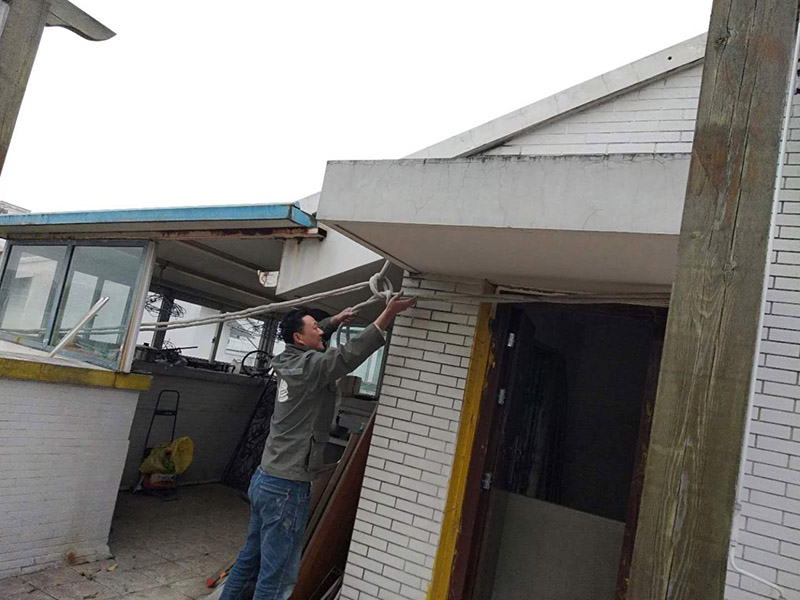 空調(diào)外機(jī)PVC管防水維修：先明確什么地方漏水。如果只是接頭漏，在管材質(zhì)量合格前提下，可換接頭或在接頭處加上防漏密封膠帶、AB密封膠等;如果是管材質(zhì)量不好，應(yīng)該更換管材。還可以在漏水的地方涂上調(diào)好的AB膠，再在上面纏上一層綢帶，使綢帶上浸滿AB膠再在綢帶上面涂一層AB膠，整個(gè)過程動(dòng)作要快也可以分兩次或多次。