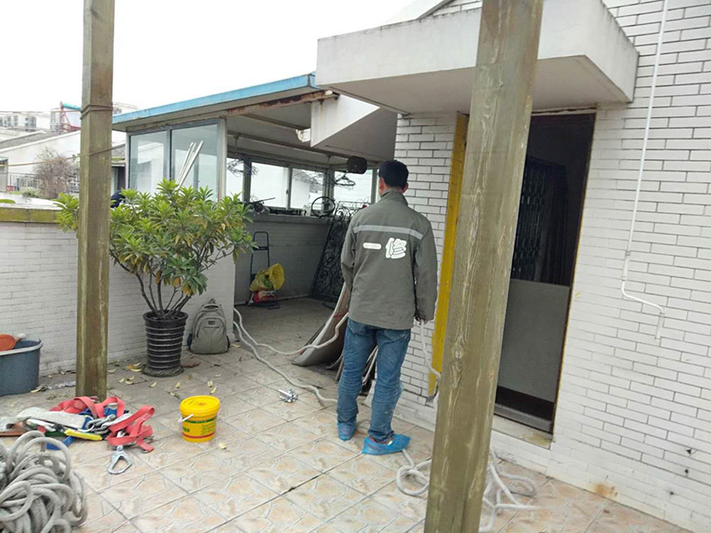 空調(diào)外機(jī)PVC管防水維修：先明確什么地方漏水。如果只是接頭漏，在管材質(zhì)量合格前提下，可換接頭或在接頭處加上防漏密封膠帶、AB密封膠等;如果是管材質(zhì)量不好，應(yīng)該更換管材。還可以在漏水的地方涂上調(diào)好的AB膠，再在上面纏上一層綢帶，使綢帶上浸滿AB膠再在綢帶上面涂一層AB膠，整個(gè)過程動(dòng)作要快也可以分兩次或多次。