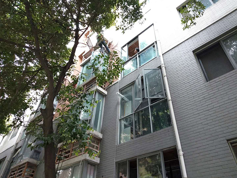 空調(diào)外機(jī)PVC管防水維修：先明確什么地方漏水。如果只是接頭漏，在管材質(zhì)量合格前提下，可換接頭或在接頭處加上防漏密封膠帶、AB密封膠等;如果是管材質(zhì)量不好，應(yīng)該更換管材。還可以在漏水的地方涂上調(diào)好的AB膠，再在上面纏上一層綢帶，使綢帶上浸滿AB膠再在綢帶上面涂一層AB膠，整個(gè)過程動(dòng)作要快也可以分兩次或多次。