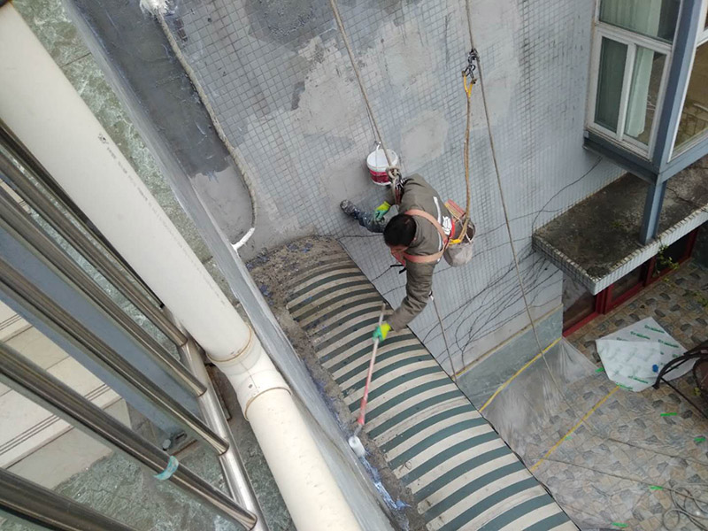 外墻涂刷防水：清理基層，新舊面層必須清理干凈，不得有雜物和灰塵，以免影響粘結(jié)強(qiáng)度，涂刷防水涂料時(shí)基層應(yīng)干燥。基層清理工序完成之后，接下來，清理死角，也就是所謂的陰陽(yáng)角、施工縫、伸縮縫等比較重要的部位進(jìn)行處理，尤其注意的是泄水孔要加強(qiáng)處理，需要涂刷2－3遍防水底層涂料。將攪拌均勻的晨光防水涂料根據(jù)現(xiàn)場(chǎng)要涂刷的面積開始涂刷，基層涂刷要大于粘卷材的面積，不要超過三十。刷第二次涂料之前必須要等一次涂料完全凝固后方可再次涂刷，底層涂料次涂刷完畢后約4&mdash;8左右。要等第二次涂料完全凝固后方可施工。