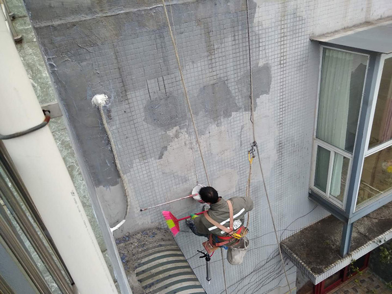 外墻涂刷防水：清理基層，新舊面層必須清理干凈，不得有雜物和灰塵，以免影響粘結(jié)強(qiáng)度，涂刷防水涂料時(shí)基層應(yīng)干燥?；鶎忧謇砉ば蛲瓿芍?，接下來，清理死角，也就是所謂的陰陽(yáng)角、施工縫、伸縮縫等比較重要的部位進(jìn)行處理，尤其注意的是泄水孔要加強(qiáng)處理，需要涂刷2－3遍防水底層涂料。將攪拌均勻的晨光防水涂料根據(jù)現(xiàn)場(chǎng)要涂刷的面積開始涂刷，基層涂刷要大于粘卷材的面積，不要超過三十。刷第二次涂料之前必須要等一次涂料完全凝固后方可再次涂刷，底層涂料次涂刷完畢后約4&mdash;8左右。要等第二次涂料完全凝固后方可施工。