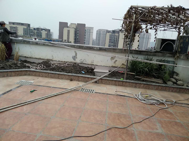 高空外墻防水：清理基層，新舊面層必須清理干凈，不得有雜物和灰塵，以免影響粘結強度，涂刷防水涂料時基層應干燥。接下來，清理死角，也就是所謂的陰陽角、施工縫、伸縮縫等比較重要的部位進行處理，尤其注意的是泄水孔要加強處理，需要涂刷2-3遍防水底層涂料。將攪拌均勻的防水涂料根據(jù)現(xiàn)場要涂刷的面積開始涂刷，基層涂刷要大于粘卷材的面積，不要超過三十分鐘，涂刷第二次涂料之前必須要等第一次涂料完全凝固后方可再次涂刷，底層涂料第一次涂刷完畢后約4-8小時左右，方可再次涂刷第二次和第三次底層涂料，第一次涂刷厚度為0.5mm、第二次涂刷厚度為0.5mm左右、第三次涂刷厚度為0.5mm左右。粘結卷材時要等第二次涂料完全凝固后方可施工。