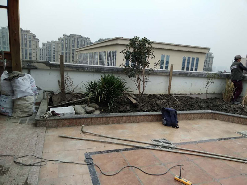 高空外墻防水：清理基層，新舊面層必須清理干凈，不得有雜物和灰塵，以免影響粘結強度，涂刷防水涂料時基層應干燥。接下來，清理死角，也就是所謂的陰陽角、施工縫、伸縮縫等比較重要的部位進行處理，尤其注意的是泄水孔要加強處理，需要涂刷2-3遍防水底層涂料。將攪拌均勻的防水涂料根據(jù)現(xiàn)場要涂刷的面積開始涂刷，基層涂刷要大于粘卷材的面積，不要超過三十分鐘，涂刷第二次涂料之前必須要等第一次涂料完全凝固后方可再次涂刷，底層涂料第一次涂刷完畢后約4-8小時左右，方可再次涂刷第二次和第三次底層涂料，第一次涂刷厚度為0.5mm、第二次涂刷厚度為0.5mm左右、第三次涂刷厚度為0.5mm左右。粘結卷材時要等第二次涂料完全凝固后方可施工。