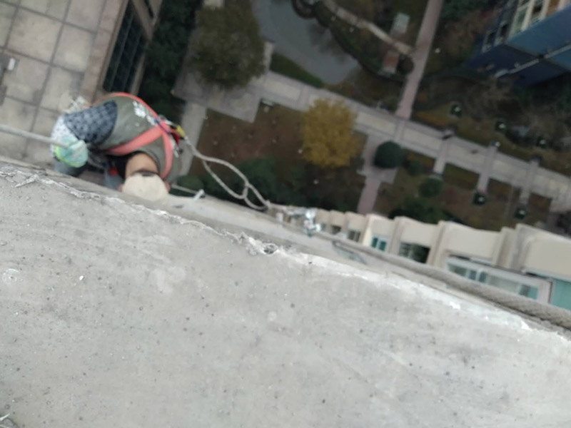 高空外墻防水：清理基層，新舊面層必須清理干凈，不得有雜物和灰塵，以免影響粘結強度，涂刷防水涂料時基層應干燥。接下來，清理死角，也就是所謂的陰陽角、施工縫、伸縮縫等比較重要的部位進行處理，尤其注意的是泄水孔要加強處理，需要涂刷2-3遍防水底層涂料。將攪拌均勻的防水涂料根據(jù)現(xiàn)場要涂刷的面積開始涂刷，基層涂刷要大于粘卷材的面積，不要超過三十分鐘，涂刷第二次涂料之前必須要等第一次涂料完全凝固后方可再次涂刷，底層涂料第一次涂刷完畢后約4-8小時左右，方可再次涂刷第二次和第三次底層涂料，第一次涂刷厚度為0.5mm、第二次涂刷厚度為0.5mm左右、第三次涂刷厚度為0.5mm左右。粘結卷材時要等第二次涂料完全凝固后方可施工。