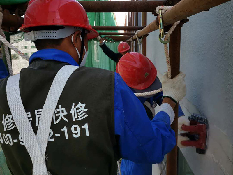 高空外墻防水：首先清理基層，新舊面層必須清理干凈，不得有雜物和灰塵，以免影響粘結(jié)強度，涂刷防水涂料時基層應干燥。接下來，清理死角，也就是所謂的陰陽角、施工縫、伸縮縫等比較重要的部位進行處理，尤其注意的是泄水孔要加強處理，需要涂刷2-3遍防水底層涂料。備好防水卷材、防水涂料、基層涂料和粘接卷材的涂料必須要分清，為提高防水卷材與基層粘結(jié)性，可用底層涂料反復涂刷，涂刷均勻，覆蓋完全，充分滲入混凝土基層，以提高粘結(jié)強度和抗剪切強度。涂刷第二次涂料之前必須要等第一次涂料完全凝固后方可再次涂刷，底層涂料第一次涂刷完畢后約4-8小時左右，方可再次涂刷第二次和第三次底層涂料。