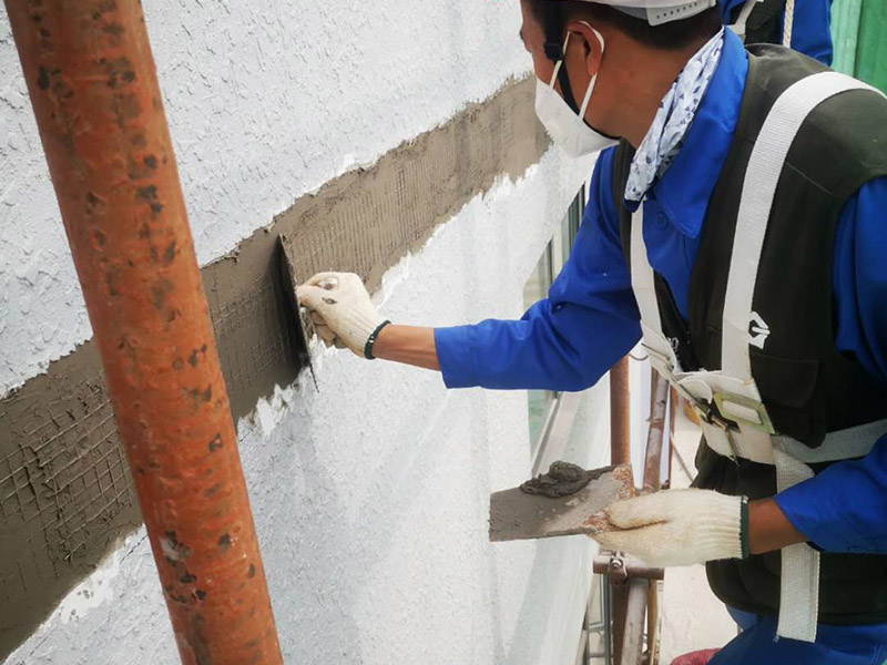 高空外墻防水：首先清理基層，新舊面層必須清理干凈，不得有雜物和灰塵，以免影響粘結(jié)強度，涂刷防水涂料時基層應干燥。接下來，清理死角，也就是所謂的陰陽角、施工縫、伸縮縫等比較重要的部位進行處理，尤其注意的是泄水孔要加強處理，需要涂刷2-3遍防水底層涂料。備好防水卷材、防水涂料、基層涂料和粘接卷材的涂料必須要分清，為提高防水卷材與基層粘結(jié)性，可用底層涂料反復涂刷，涂刷均勻，覆蓋完全，充分滲入混凝土基層，以提高粘結(jié)強度和抗剪切強度。涂刷第二次涂料之前必須要等第一次涂料完全凝固后方可再次涂刷，底層涂料第一次涂刷完畢后約4-8小時左右，方可再次涂刷第二次和第三次底層涂料。