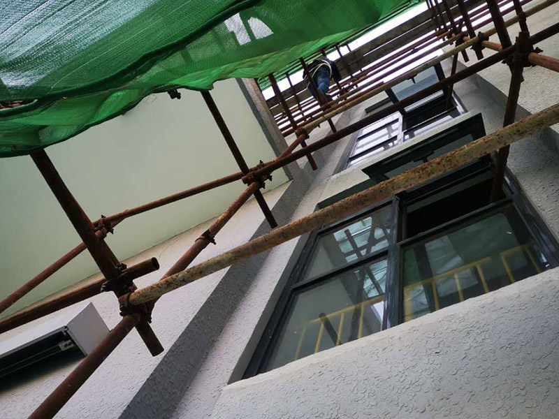 高空外墻防水：首先清理基層，新舊面層必須清理干凈，不得有雜物和灰塵，以免影響粘結(jié)強度，涂刷防水涂料時基層應干燥。接下來，清理死角，也就是所謂的陰陽角、施工縫、伸縮縫等比較重要的部位進行處理，尤其注意的是泄水孔要加強處理，需要涂刷2-3遍防水底層涂料。備好防水卷材、防水涂料、基層涂料和粘接卷材的涂料必須要分清，為提高防水卷材與基層粘結(jié)性，可用底層涂料反復涂刷，涂刷均勻，覆蓋完全，充分滲入混凝土基層，以提高粘結(jié)強度和抗剪切強度。涂刷第二次涂料之前必須要等第一次涂料完全凝固后方可再次涂刷，底層涂料第一次涂刷完畢后約4-8小時左右，方可再次涂刷第二次和第三次底層涂料。