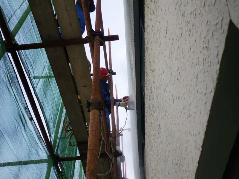 高空外墻防水：首先清理基層，新舊面層必須清理干凈，不得有雜物和灰塵，以免影響粘結(jié)強度，涂刷防水涂料時基層應干燥。接下來，清理死角，也就是所謂的陰陽角、施工縫、伸縮縫等比較重要的部位進行處理，尤其注意的是泄水孔要加強處理，需要涂刷2-3遍防水底層涂料。備好防水卷材、防水涂料、基層涂料和粘接卷材的涂料必須要分清，為提高防水卷材與基層粘結(jié)性，可用底層涂料反復涂刷，涂刷均勻，覆蓋完全，充分滲入混凝土基層，以提高粘結(jié)強度和抗剪切強度。涂刷第二次涂料之前必須要等第一次涂料完全凝固后方可再次涂刷，底層涂料第一次涂刷完畢后約4-8小時左右，方可再次涂刷第二次和第三次底層涂料。