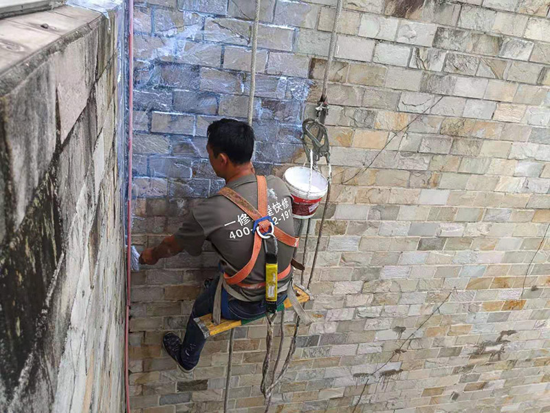 外墻高空刷防水：先清理干凈外墻基層部分，重點部位要進(jìn)行重點處理，尤其是不易涂刷的外墻部位；嚴(yán)格按要求配比防水涂料，比例要準(zhǔn)確；確認(rèn)防水涂料攪拌均勻了，開始涂刷防水涂料，防水涂料每次從攪拌結(jié)束至涂刷完畢不能超過三十分鐘。底層涂料第1次涂刷完畢后約四至八小時左右，再進(jìn)行涂刷第2、3次底層涂料，第1、2、3次涂刷厚度都是0.5mm，涂刷涂料之前必須要等前一次涂料完全凝固后方可再次涂刷。防水涂料涂層可根據(jù)外墻防水工程現(xiàn)場情況，實行多遍涂刷，但必須一次涂刷完成。