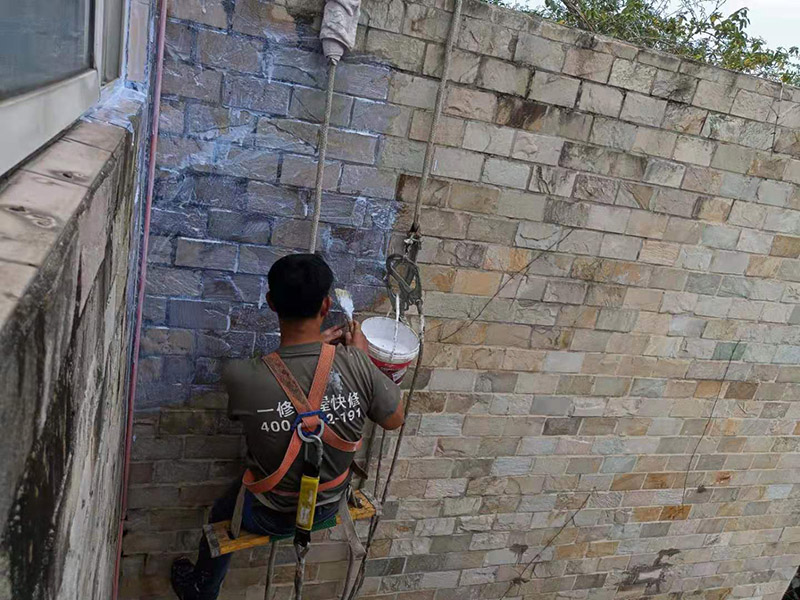 外墻高空刷防水：先清理干凈外墻基層部分，重點部位要進(jìn)行重點處理，尤其是不易涂刷的外墻部位；嚴(yán)格按要求配比防水涂料，比例要準(zhǔn)確；確認(rèn)防水涂料攪拌均勻了，開始涂刷防水涂料，防水涂料每次從攪拌結(jié)束至涂刷完畢不能超過三十分鐘。底層涂料第1次涂刷完畢后約四至八小時左右，再進(jìn)行涂刷第2、3次底層涂料，第1、2、3次涂刷厚度都是0.5mm，涂刷涂料之前必須要等前一次涂料完全凝固后方可再次涂刷。防水涂料涂層可根據(jù)外墻防水工程現(xiàn)場情況，實行多遍涂刷，但必須一次涂刷完成。