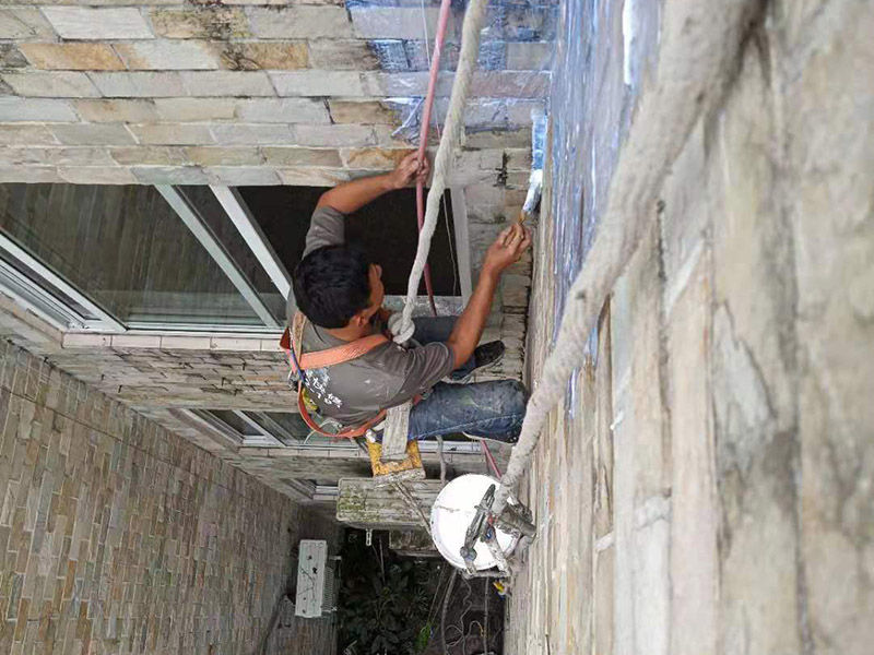 外墻高空刷防水：先清理干凈外墻基層部分，重點部位要進(jìn)行重點處理，尤其是不易涂刷的外墻部位；嚴(yán)格按要求配比防水涂料，比例要準(zhǔn)確；確認(rèn)防水涂料攪拌均勻了，開始涂刷防水涂料，防水涂料每次從攪拌結(jié)束至涂刷完畢不能超過三十分鐘。底層涂料第1次涂刷完畢后約四至八小時左右，再進(jìn)行涂刷第2、3次底層涂料，第1、2、3次涂刷厚度都是0.5mm，涂刷涂料之前必須要等前一次涂料完全凝固后方可再次涂刷。防水涂料涂層可根據(jù)外墻防水工程現(xiàn)場情況，實行多遍涂刷，但必須一次涂刷完成。