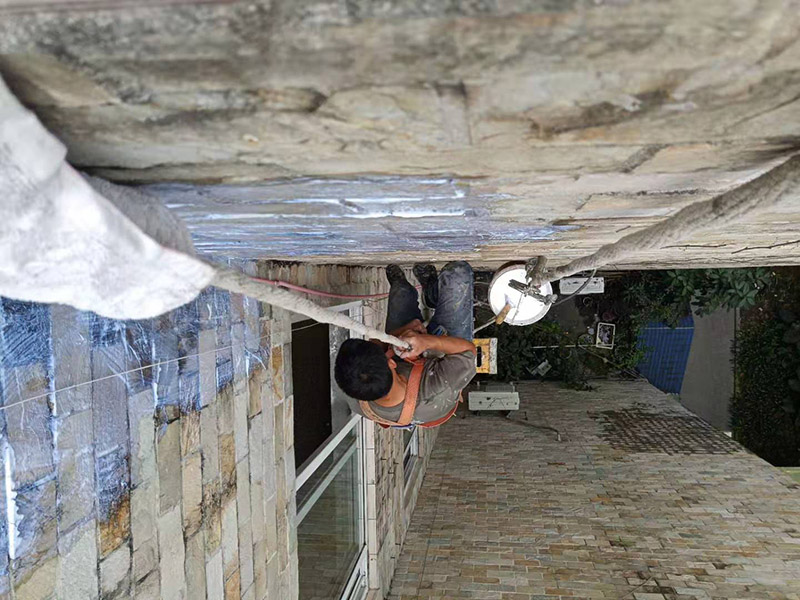 外墻高空刷防水：先清理干凈外墻基層部分，重點部位要進(jìn)行重點處理，尤其是不易涂刷的外墻部位；嚴(yán)格按要求配比防水涂料，比例要準(zhǔn)確；確認(rèn)防水涂料攪拌均勻了，開始涂刷防水涂料，防水涂料每次從攪拌結(jié)束至涂刷完畢不能超過三十分鐘。底層涂料第1次涂刷完畢后約四至八小時左右，再進(jìn)行涂刷第2、3次底層涂料，第1、2、3次涂刷厚度都是0.5mm，涂刷涂料之前必須要等前一次涂料完全凝固后方可再次涂刷。防水涂料涂層可根據(jù)外墻防水工程現(xiàn)場情況，實行多遍涂刷，但必須一次涂刷完成。