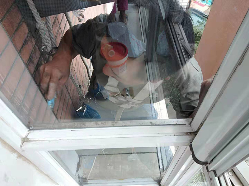 窗戶打膠刷防水:窗框就位&rarr;框固定&rarr;填塞縫隙&rarr;安五金配件&rarr;安玻璃&rarr;打膠、清理。當門窗采用預(yù)埋木磚法與墻體連接時，木磚應(yīng)進行防腐處理，窗框與洞口之間的伸縮縫內(nèi)腔應(yīng)采用閉孔泡沫塑料、發(fā)泡聚苯乙燃等彈性材料分層填塞，表面用密封膠密封。