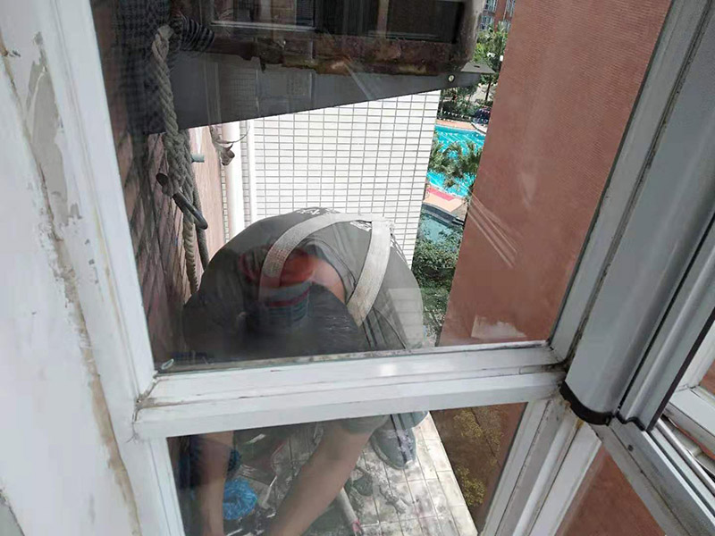 窗戶打膠刷防水:窗框就位&rarr;框固定&rarr;填塞縫隙&rarr;安五金配件&rarr;安玻璃&rarr;打膠、清理。當門窗采用預(yù)埋木磚法與墻體連接時，木磚應(yīng)進行防腐處理，窗框與洞口之間的伸縮縫內(nèi)腔應(yīng)采用閉孔泡沫塑料、發(fā)泡聚苯乙燃等彈性材料分層填塞，表面用密封膠密封。