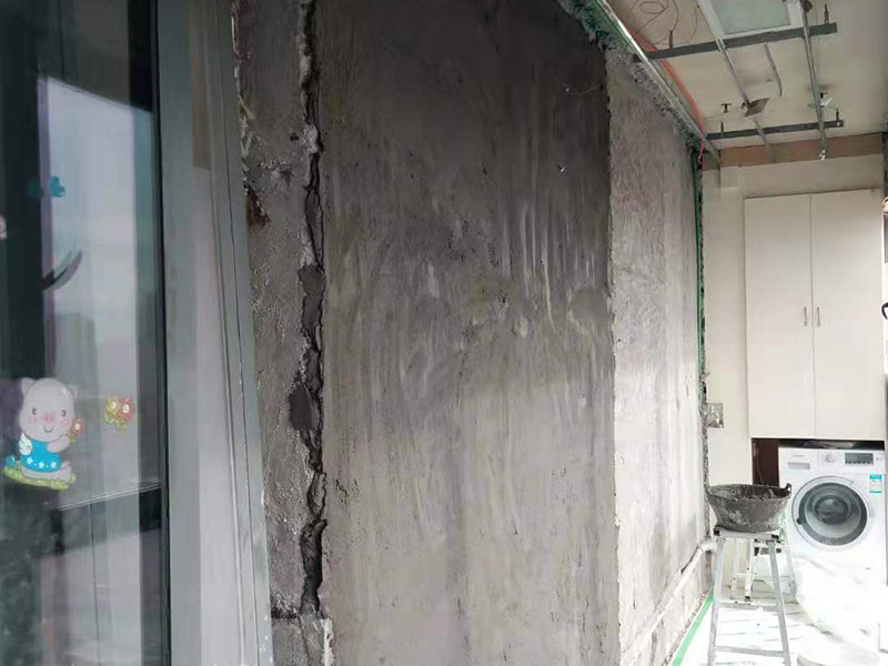 廁所貼磚維修：首先將水泥與少量建筑膠混合拌勻，做為粘貼劑。把粘貼劑用鏟刀鏟到地面刮平后將瓷磚鋪上。再用鏟刀壓實,這樣自上而下或自左而右，重復這步驟，鋪好之后用白水泥漿美縫，把瓷磚間的間隙填實，等待一段時間水泥干了就好了。