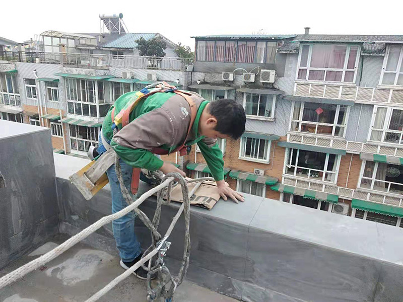 外墻滾刷防水：為保證防水層的鋪設(shè)質(zhì)量和節(jié)省防水涂料，基層、內(nèi)外墻等位置涂刷防水涂料處應(yīng)平整、無凹凸不平、蜂窩麻面、浮碴、浮灰、油污等。在管根、管道、陰陽角、施工縫等易發(fā)生漏水的部位應(yīng)增強(qiáng)處理。在管根、管道周圍鑿開采用水不漏進(jìn)行封堵，然后再用油漆刷涂刷一至兩遍防水涂料；陰陽角、施工縫部位采用玻纖網(wǎng)格布增強(qiáng)處理后用刮板刮涂一遍防水涂料，增強(qiáng)網(wǎng)格布寬度為300㎜。施工時(shí)應(yīng)邊涂刷邊檢查，發(fā)現(xiàn)缺陷及時(shí)修補(bǔ)，涂膜應(yīng)完全干燥2天后方可進(jìn)行下道工序施工，施工時(shí)應(yīng)注意對(duì)涂膜防水層的保護(hù)，以免人為或外為破壞防水層。側(cè)墻防水層保護(hù)材料建議采用聚苯板或砂漿粉刷保護(hù)。頂板防水層保護(hù)材料宜采用砂漿或細(xì)石混凝土進(jìn)行保護(hù)。