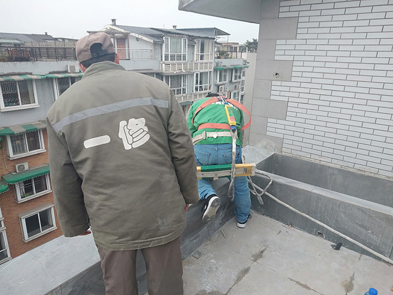 外墻滾刷防水：為保證防水層的鋪設(shè)質(zhì)量和節(jié)省防水涂料，基層、內(nèi)外墻等位置涂刷防水涂料處應(yīng)平整、無凹凸不平、蜂窩麻面、浮碴、浮灰、油污等。在管根、管道、陰陽角、施工縫等易發(fā)生漏水的部位應(yīng)增強(qiáng)處理。在管根、管道周圍鑿開采用水不漏進(jìn)行封堵，然后再用油漆刷涂刷一至兩遍防水涂料；陰陽角、施工縫部位采用玻纖網(wǎng)格布增強(qiáng)處理后用刮板刮涂一遍防水涂料，增強(qiáng)網(wǎng)格布寬度為300㎜。施工時(shí)應(yīng)邊涂刷邊檢查，發(fā)現(xiàn)缺陷及時(shí)修補(bǔ)，涂膜應(yīng)完全干燥2天后方可進(jìn)行下道工序施工，施工時(shí)應(yīng)注意對(duì)涂膜防水層的保護(hù)，以免人為或外為破壞防水層。側(cè)墻防水層保護(hù)材料建議采用聚苯板或砂漿粉刷保護(hù)。頂板防水層保護(hù)材料宜采用砂漿或細(xì)石混凝土進(jìn)行保護(hù)。