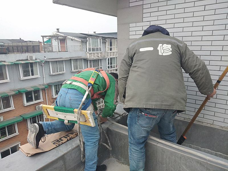 外墻滾刷防水：為保證防水層的鋪設(shè)質(zhì)量和節(jié)省防水涂料，基層、內(nèi)外墻等位置涂刷防水涂料處應(yīng)平整、無凹凸不平、蜂窩麻面、浮碴、浮灰、油污等。在管根、管道、陰陽角、施工縫等易發(fā)生漏水的部位應(yīng)增強(qiáng)處理。在管根、管道周圍鑿開采用水不漏進(jìn)行封堵，然后再用油漆刷涂刷一至兩遍防水涂料；陰陽角、施工縫部位采用玻纖網(wǎng)格布增強(qiáng)處理后用刮板刮涂一遍防水涂料，增強(qiáng)網(wǎng)格布寬度為300㎜。施工時(shí)應(yīng)邊涂刷邊檢查，發(fā)現(xiàn)缺陷及時(shí)修補(bǔ)，涂膜應(yīng)完全干燥2天后方可進(jìn)行下道工序施工，施工時(shí)應(yīng)注意對(duì)涂膜防水層的保護(hù)，以免人為或外為破壞防水層。側(cè)墻防水層保護(hù)材料建議采用聚苯板或砂漿粉刷保護(hù)。頂板防水層保護(hù)材料宜采用砂漿或細(xì)石混凝土進(jìn)行保護(hù)。