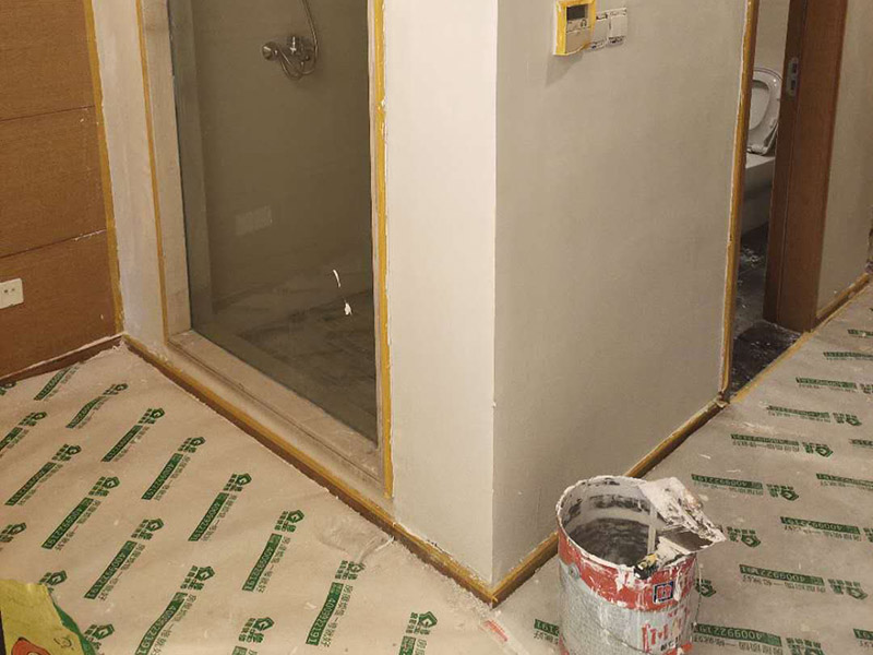 墻面拆除翻新：舊墻面翻新自己動手首先用水將墻面浸濕，這樣在鏟除墻面時比較省力，墻面必須要鏟到露出水泥砂漿面。然后是涂刷界面劑，一定要全部都刷到而且要均勻。墻面的裂縫通常都是用牛皮紙帶及白乳膠來貼住，但不能保證它能百分百不再開裂。如果墻面凹凸不平，那么就需要用石膏來找平，誤差最好不要超過0.5公分。非承重墻一般都是需要貼布的，所以最好選擇質地好的墻布和白乳膠，有條件的話可以使用網格布，對于防裂效果會更好。  在挑選膩子時應該選顆粒細度高及質地較硬的，或是把白乳膠添加到膩子中提高膩子的硬度。打磨墻面要選用細砂紙，砂紙如果過粗會在墻面上留下很深的砂痕，就算是刷漆也沒辦法遮蓋住。墻面打磨之后要清掃一遍，否則粉塵過多會影響到漆的附著力。