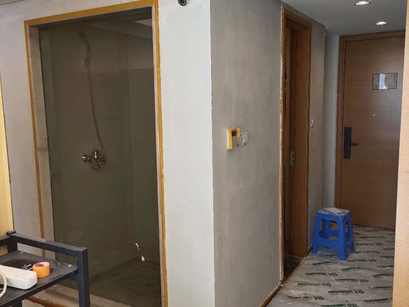 墻面拆除翻新：舊墻面翻新自己動手首先用水將墻面浸濕，這樣在鏟除墻面時比較省力，墻面必須要鏟到露出水泥砂漿面。然后是涂刷界面劑，一定要全部都刷到而且要均勻。墻面的裂縫通常都是用牛皮紙帶及白乳膠來貼住，但不能保證它能百分百不再開裂。如果墻面凹凸不平，那么就需要用石膏來找平，誤差最好不要超過0.5公分。非承重墻一般都是需要貼布的，所以最好選擇質地好的墻布和白乳膠，有條件的話可以使用網格布，對于防裂效果會更好。  在挑選膩子時應該選顆粒細度高及質地較硬的，或是把白乳膠添加到膩子中提高膩子的硬度。打磨墻面要選用細砂紙，砂紙如果過粗會在墻面上留下很深的砂痕，就算是刷漆也沒辦法遮蓋住。墻面打磨之后要清掃一遍，否則粉塵過多會影響到漆的附著力。