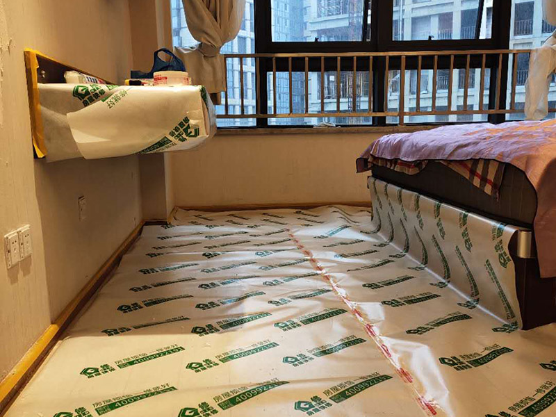 房屋地面家具保護：入戶門的保護入戶門是各種裝修物料進場以及各種建筑裝修垃圾清理的必經(jīng)之路,這些物品在搬運的過程中,與入戶門發(fā)生磕碰、摩擦的機率大大增加,所以,第一個需要做好成品保護的地方就是入戶門?？梢允褂贸善繁Ｗo膜將門包裹，地面鋪地面保護膜。