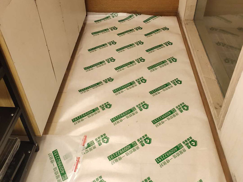 房屋地面家具保護：入戶門的保護入戶門是各種裝修物料進場以及各種建筑裝修垃圾清理的必經(jīng)之路,這些物品在搬運的過程中,與入戶門發(fā)生磕碰、摩擦的機率大大增加,所以,第一個需要做好成品保護的地方就是入戶門?？梢允褂贸善繁Ｗo膜將門包裹，地面鋪地面保護膜。